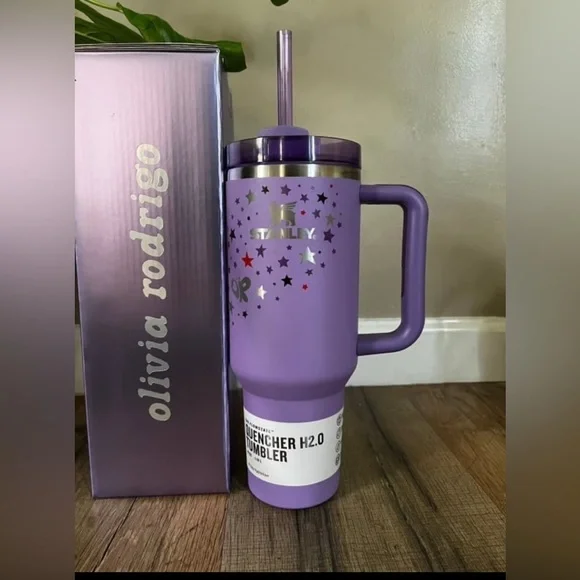 Stanley x Olivia Rodrigo Quencher H2.0 FlowState
Tumbler , New in Box - Picture 2 of 3